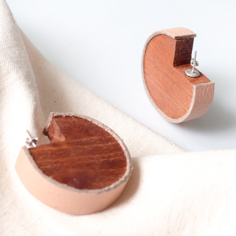 Aretes de madera con cuero salmón