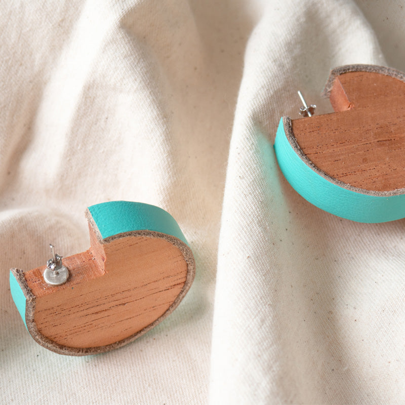 Aretes de madera con cuero turquesa