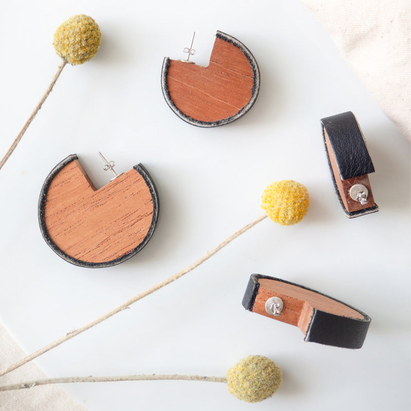 Aretes de madera con cuero negro