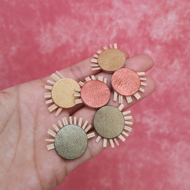 Aretes de cuero recuperado metálicos, fibra natural pita y acero inoxidable