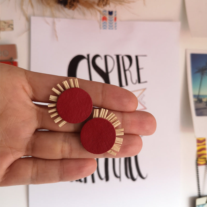 Aretes de cuero recuperado rojo, fibra natural pita y acero inoxidable