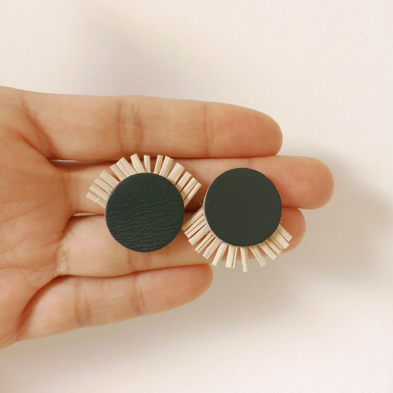 Aretes de cuero recuperado verde inglés, fibra natural pita y acero inoxidable