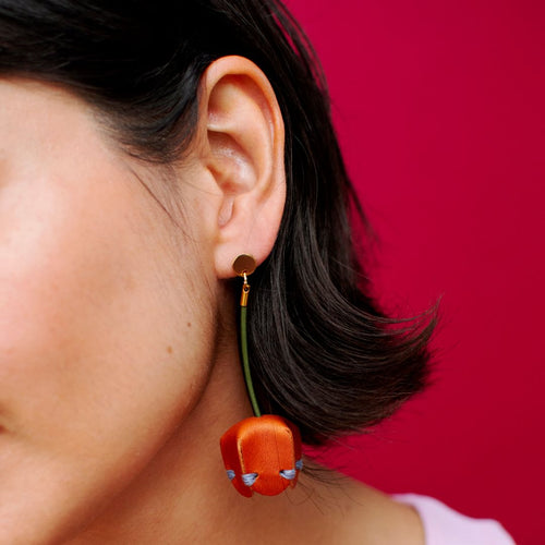 Aretes Poro-Poro de cuero suprareciclado hechos a mano en Costa Rica - Gato Negro