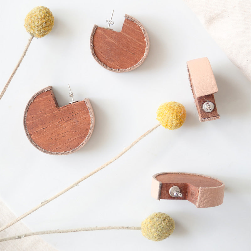 Aretes de madera con cuero salmón