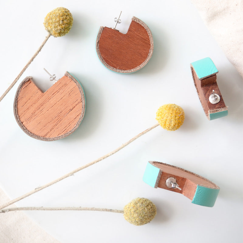 Aretes de madera con cuero turquesa