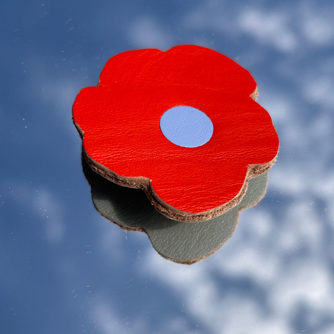 Broches de cuero recuperado diseño contemporáneo. Joyería artesanal de Costa Rica