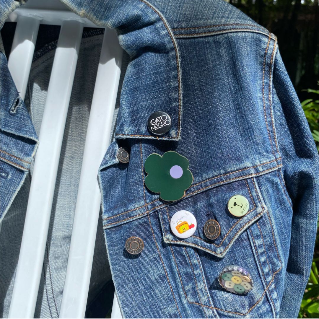 Broches de cuero recuperado diseño contemporáneo. Joyería artesanal de Costa Rica