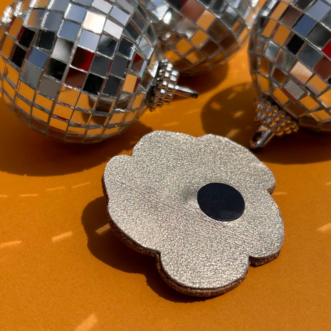 Broches de cuero recuperado diseño contemporáneo. Joyería artesanal de Costa Rica