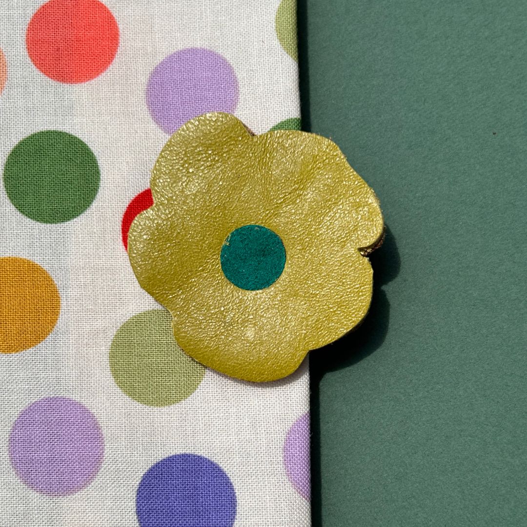 Broches de cuero recuperado diseño contemporáneo. Joyería artesanal de Costa Rica