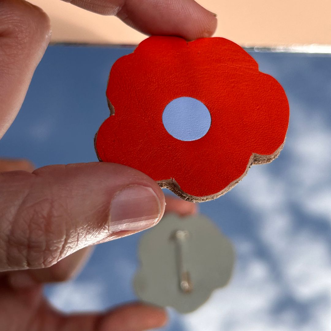 Broches de cuero recuperado diseño contemporáneo. Joyería artesanal de Costa Rica