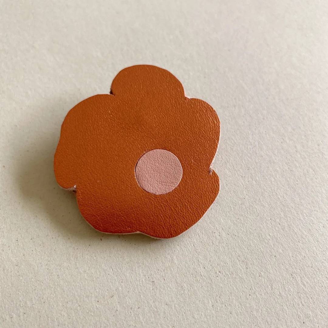 Broches de cuero recuperado diseño contemporáneo. Joyería artesanal de Costa Rica