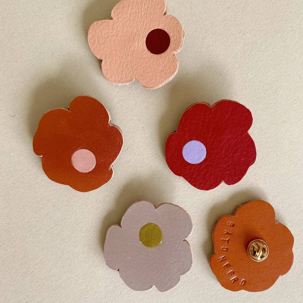 Broches de cuero recuperado diseño contemporáneo. Joyería artesanal de Costa Rica