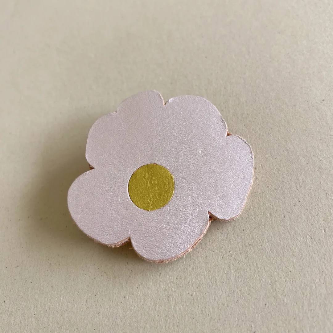 Broches de cuero recuperado diseño contemporáneo. Joyería artesanal de Costa Rica