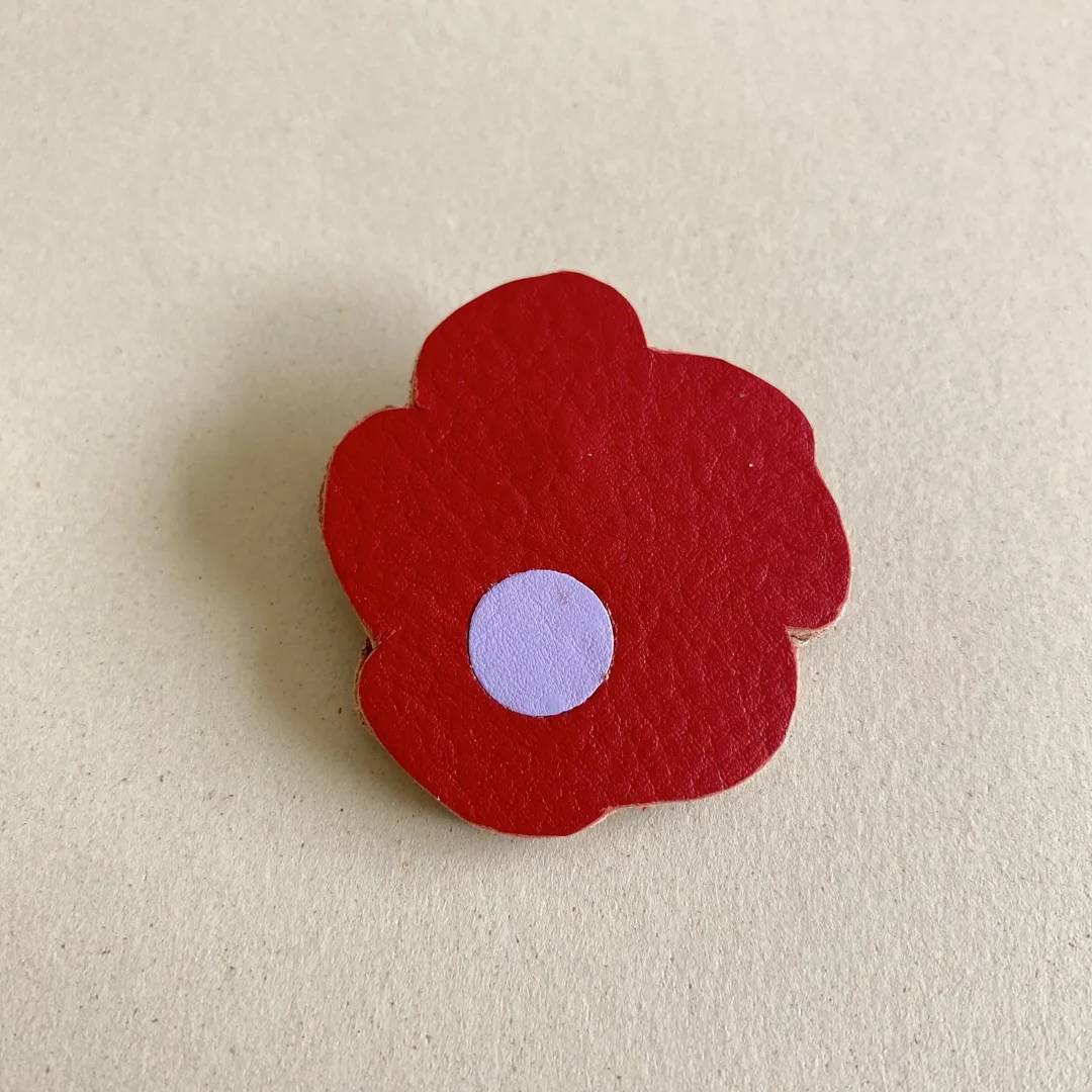 Broches de cuero recuperado diseño contemporáneo. Joyería artesanal de Costa Rica