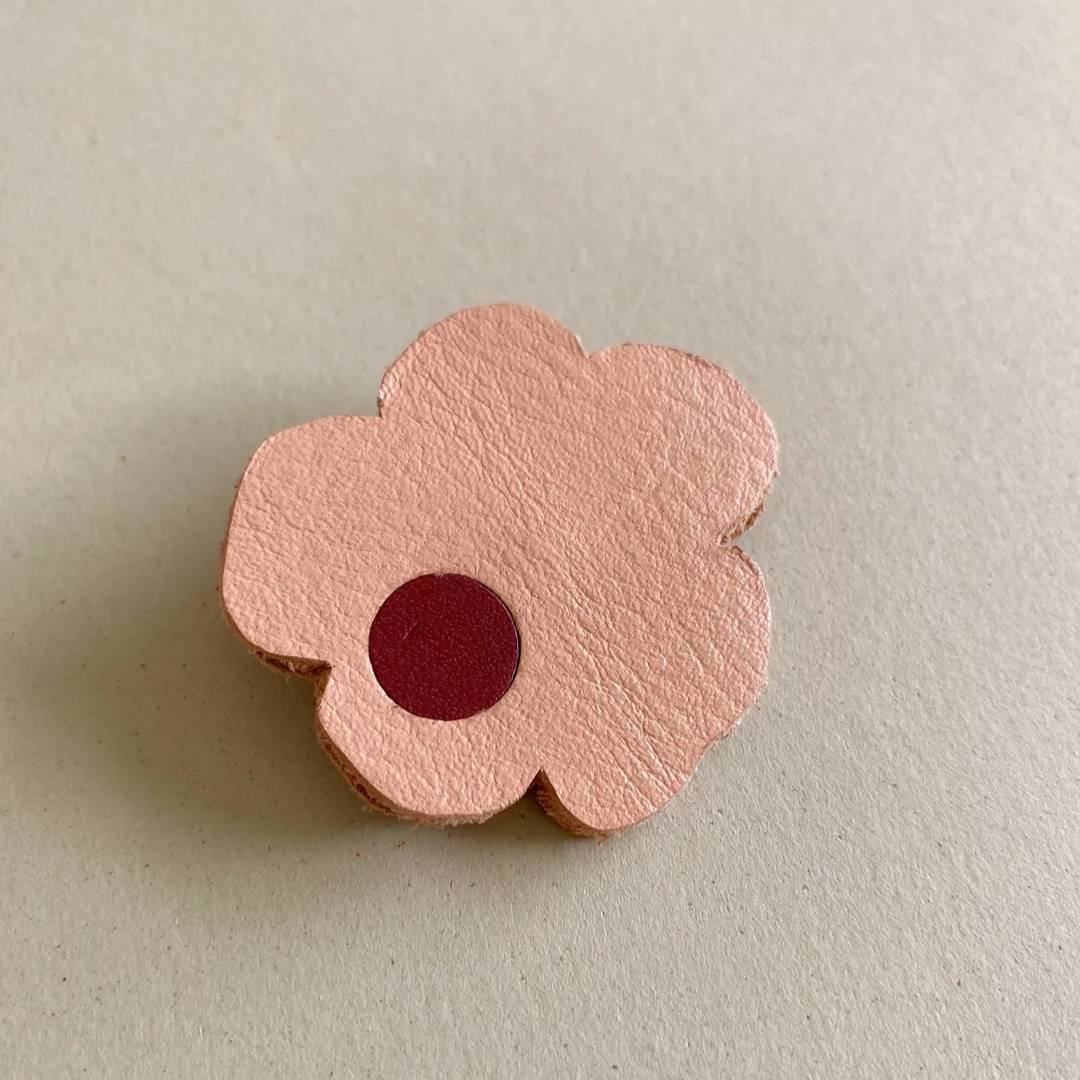 Broches de cuero recuperado diseño contemporáneo. Joyería artesanal de Costa Rica