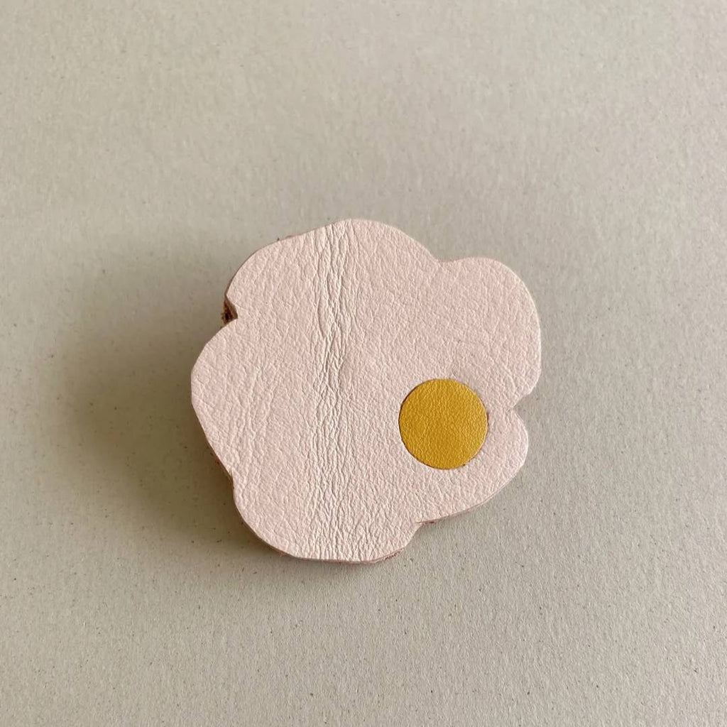 Broches de cuero recuperado diseño contemporáneo. Joyería artesanal de Costa Rica