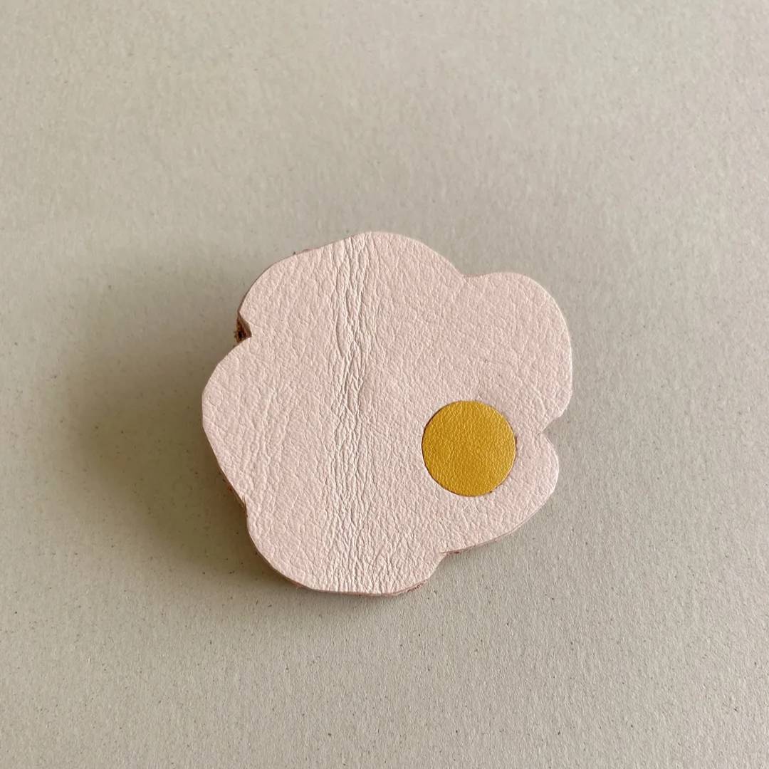 Broches de cuero recuperado diseño contemporáneo. Joyería artesanal de Costa Rica