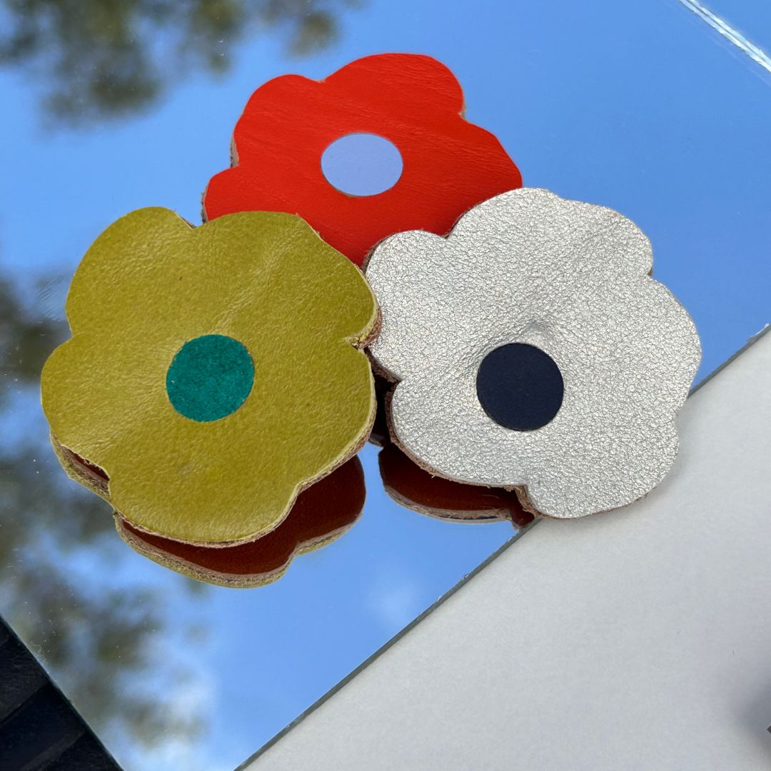 Broches de cuero recuperado diseño contemporáneo. Joyería artesanal de Costa Rica