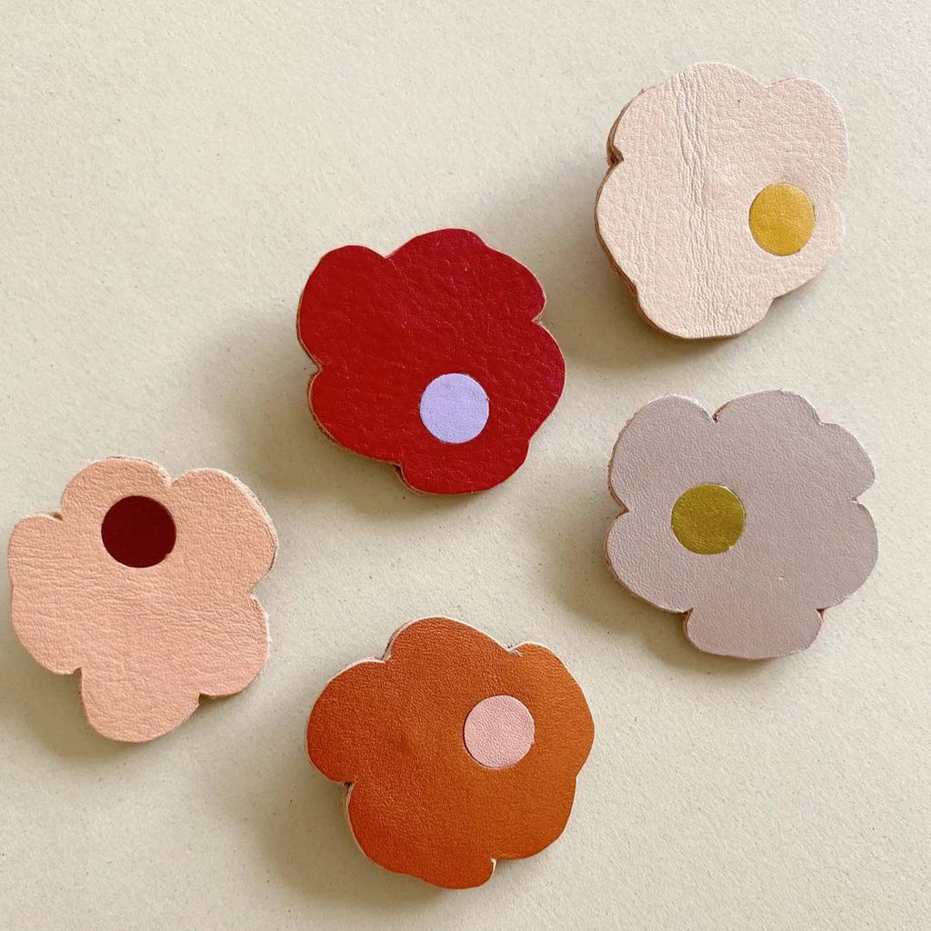Broches de cuero recuperado diseño contemporáneo. Joyería artesanal de Costa Rica