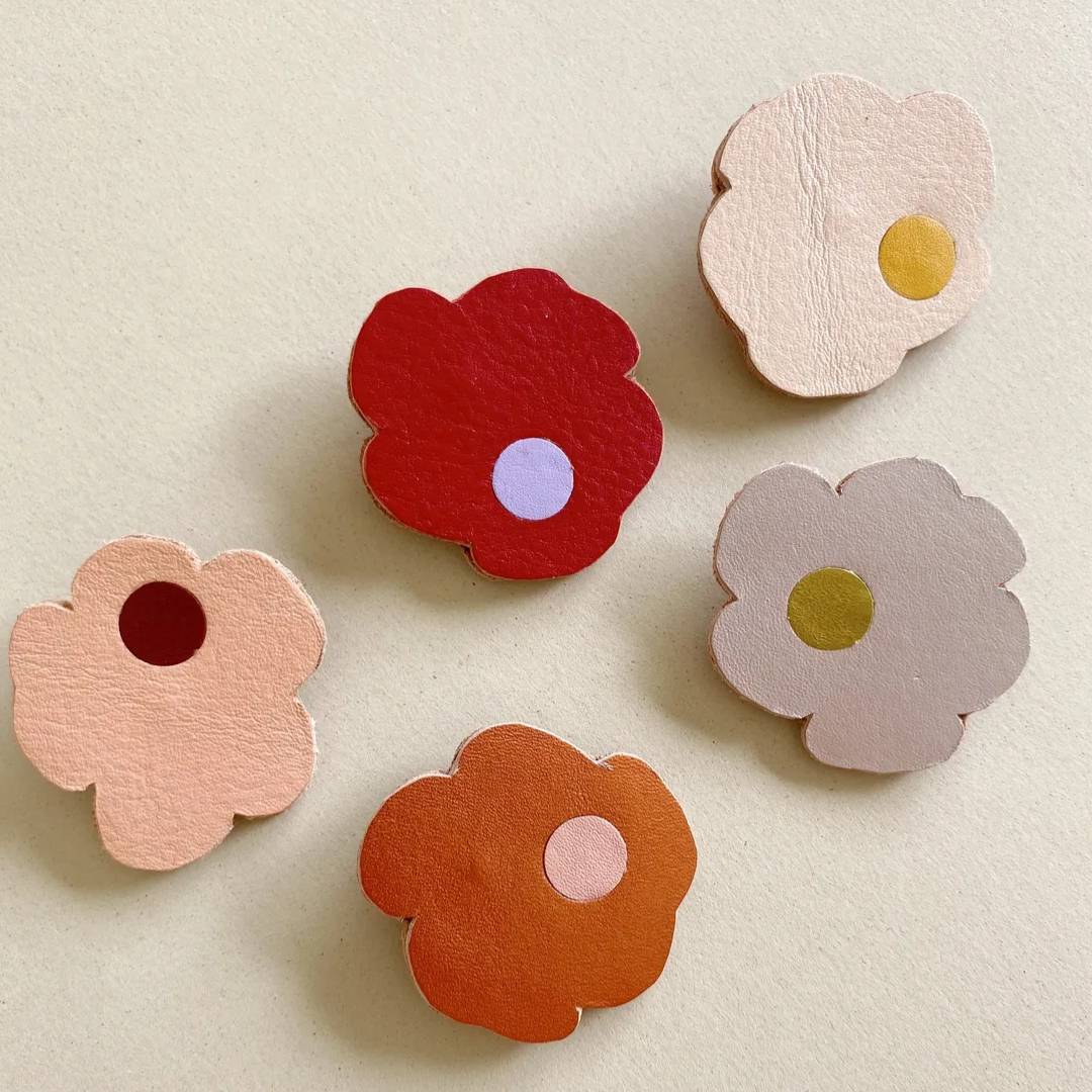 Broches de cuero recuperado diseño contemporáneo. Joyería artesanal de Costa Rica