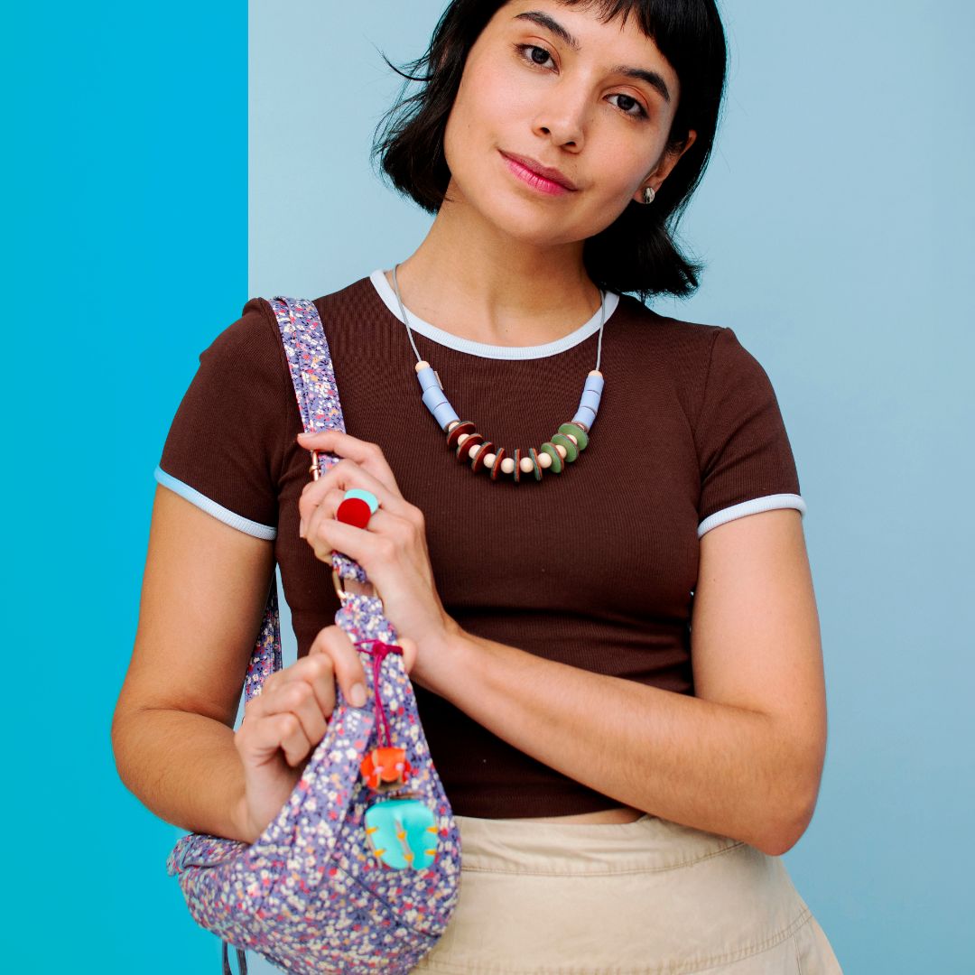 Charm de cuero Poro-Poro Maxi con flores grandes y pequeñas para bolso en Costa Rica - Gato Negro