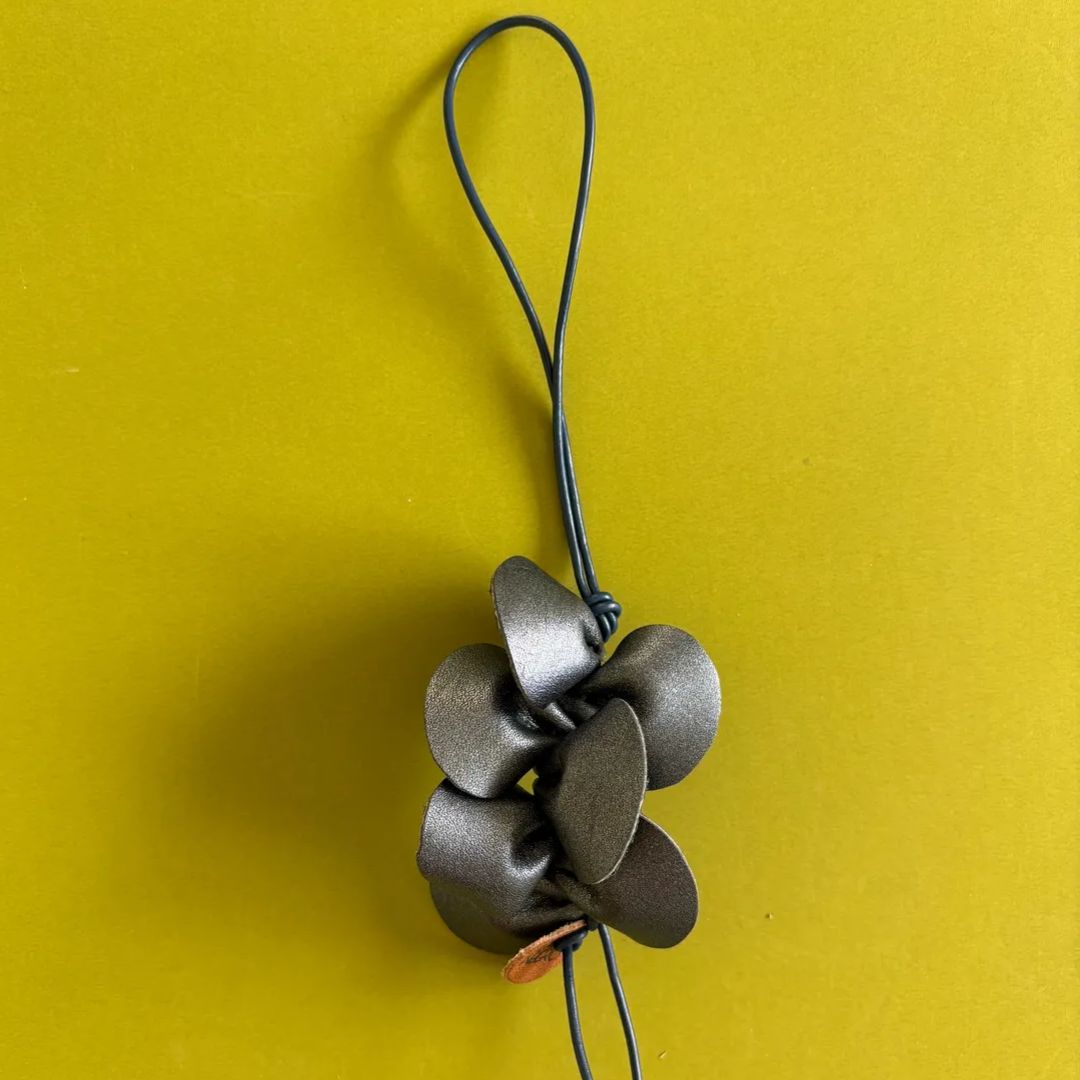 Charm de cuero metalizado Guaria para bolso de mano de lujo sostenible - Gato Negro