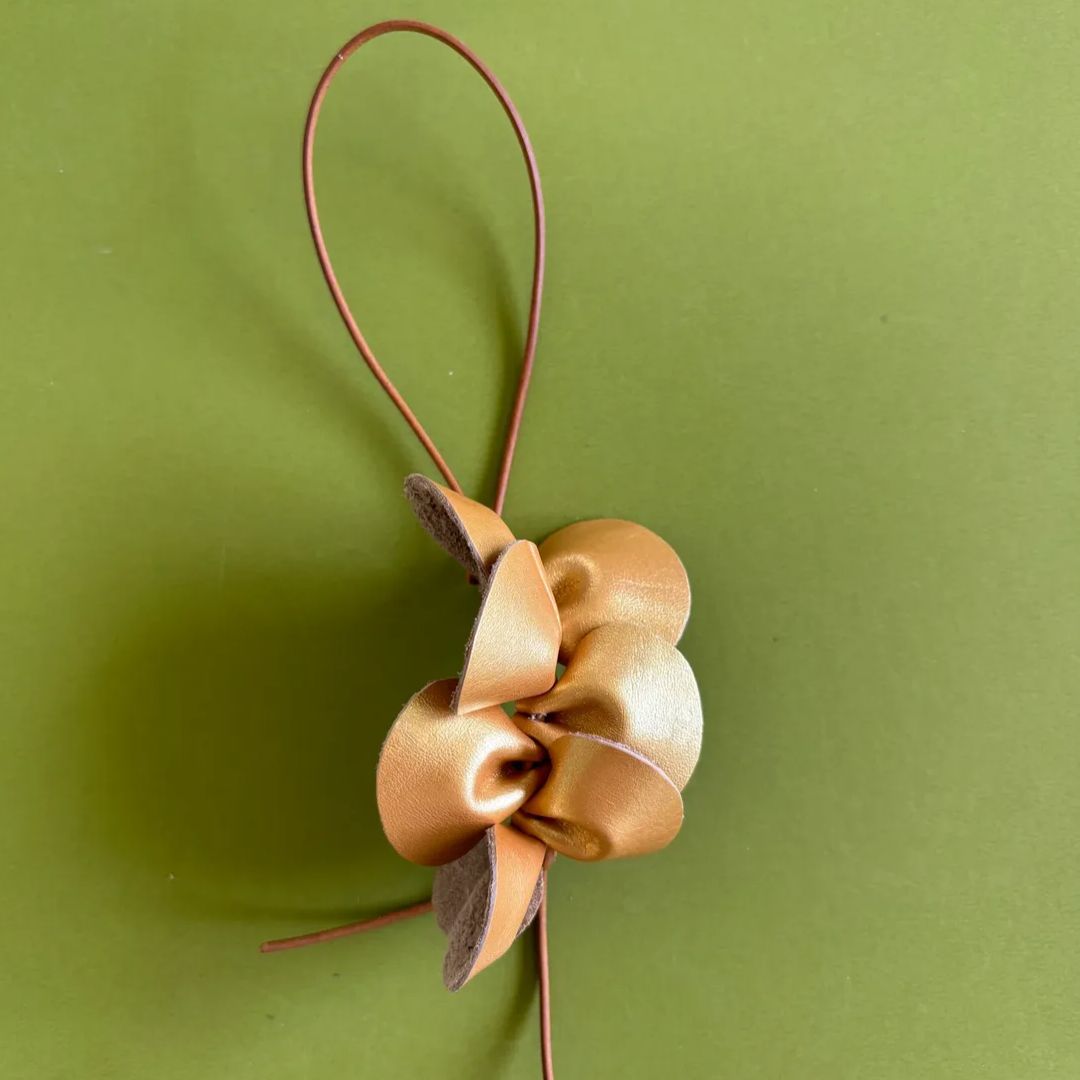 Charm de cuero metalizado Guaria para bolso de mano de lujo sostenible - Gato Negro