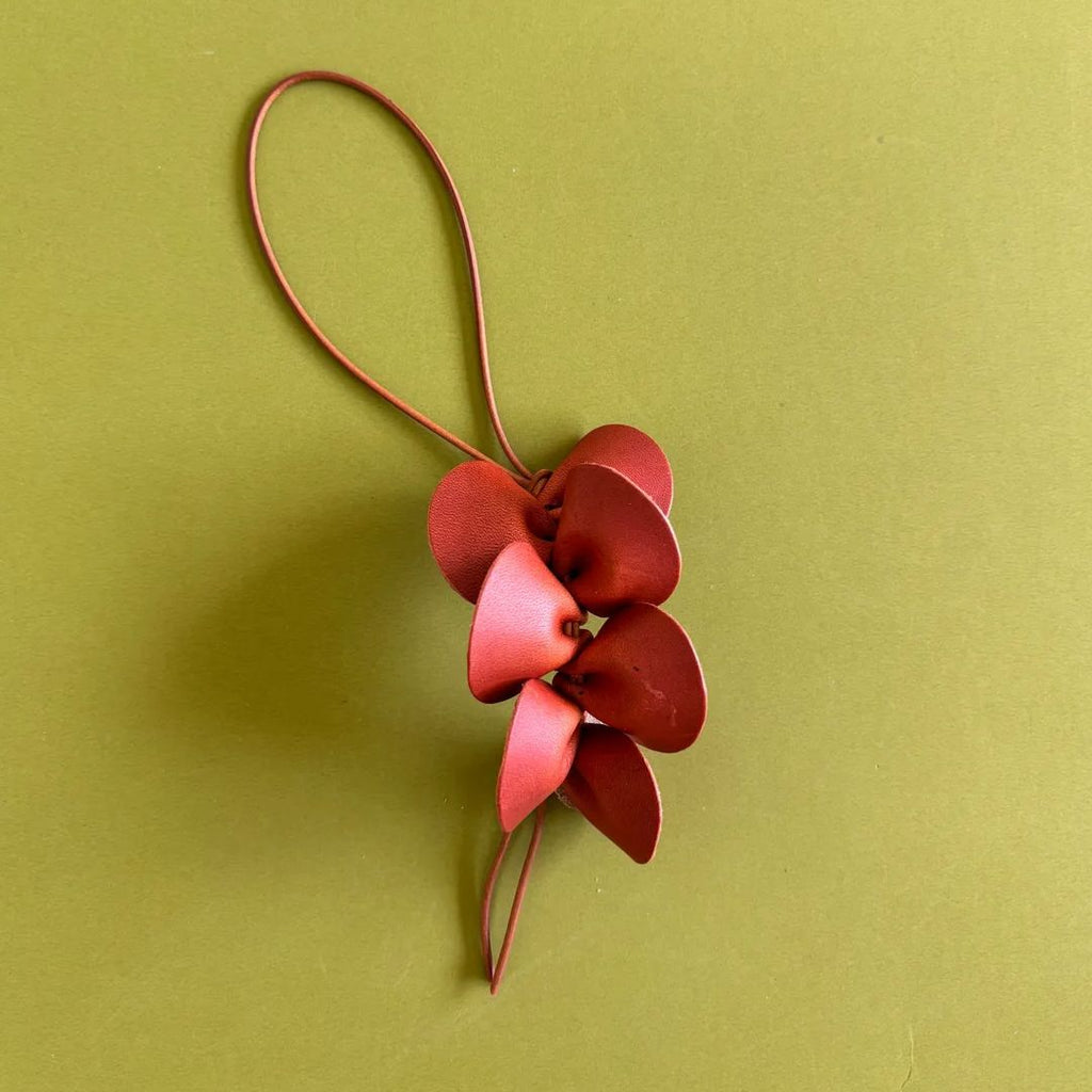 Charm de cuero metalizado Guaria para bolso de mano de lujo sostenible - Gato Negro