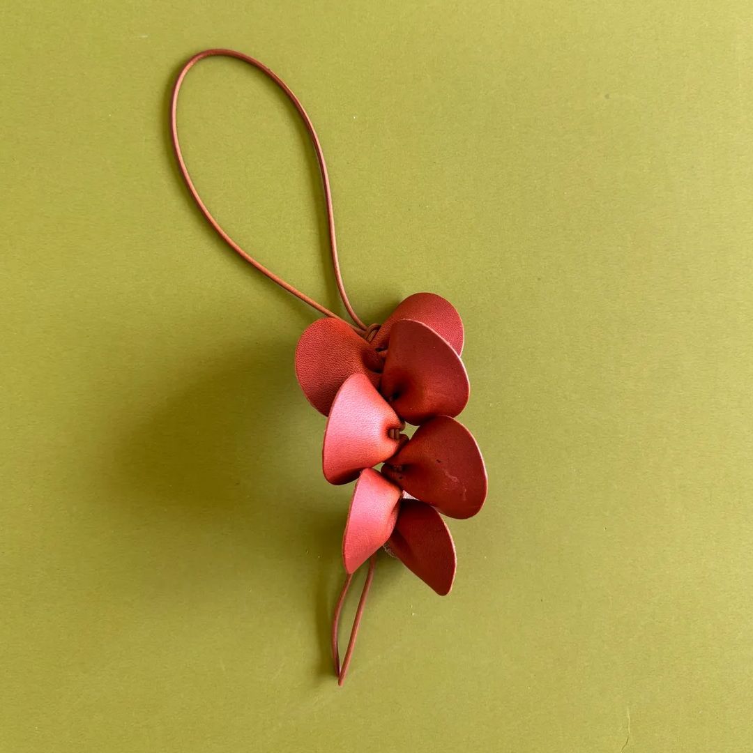 Charm de cuero metalizado Guaria para bolso de mano de lujo sostenible - Gato Negro