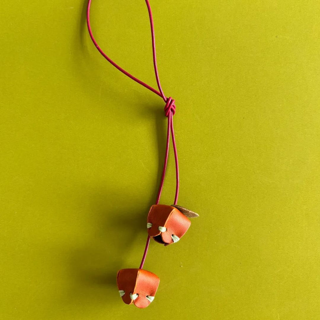 Mini charm Poro-Poro de cuero para bolso de mano hecho a mano en Costa Rica - Gato Negro