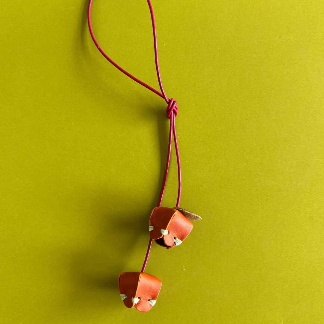Mini charm Poro-Poro de cuero para bolso de mano hecho a mano en Costa Rica - Gato Negro