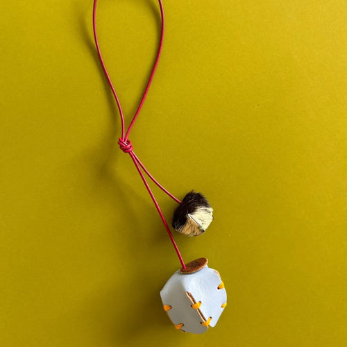 Charm de cuero Poro-Poro Maxi con flores grandes y pequeñas para bolso en Costa Rica - Gato Negro