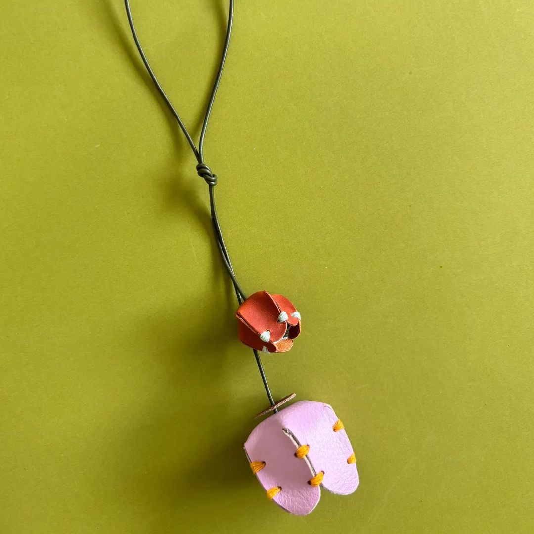 Charm de cuero Poro-Poro Maxi con flores grandes y pequeñas para bolso en Costa Rica - Gato Negro
