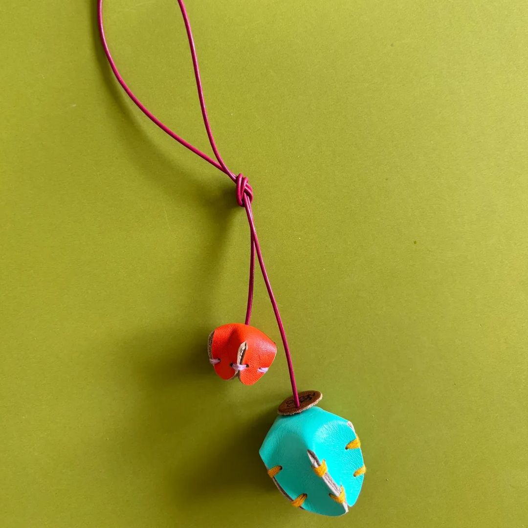 Charm de cuero Poro-Poro Maxi con flores grandes y pequeñas para bolso en Costa Rica - Gato Negro