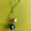 Charm de cuero Poro-Poro Maxi con flores grandes y pequeñas para bolso en Costa Rica - Gato Negro