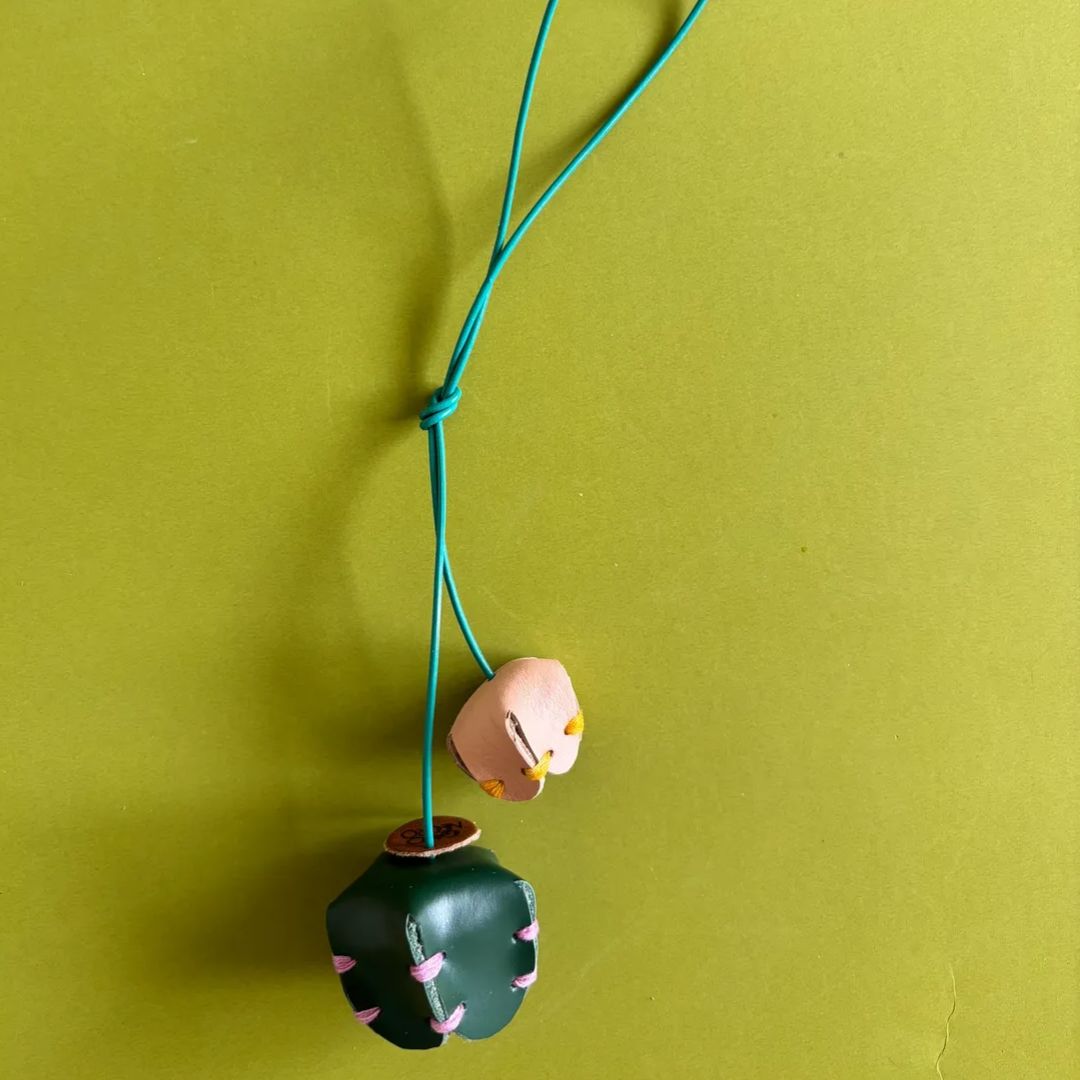 Charm de cuero Poro-Poro Maxi con flores grandes y pequeñas para bolso en Costa Rica - Gato Negro