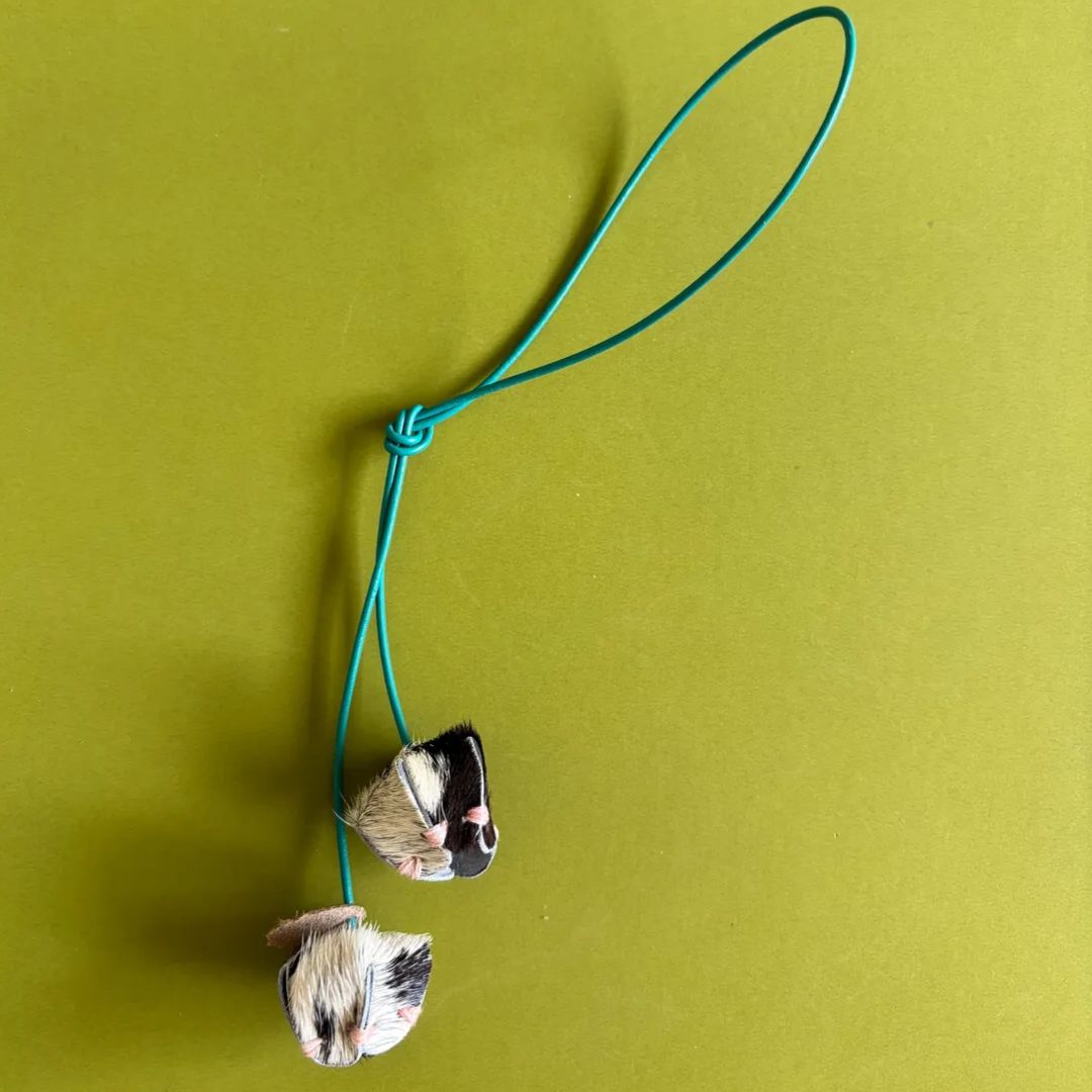 Mini charm Poro-Poro de cuero para bolso de mano hecho a mano en Costa Rica - Gato Negro