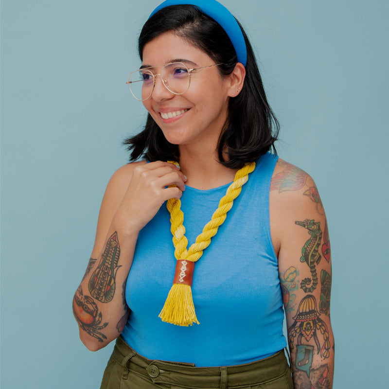 Mujer usando el collar Pampa en matiz amarillo