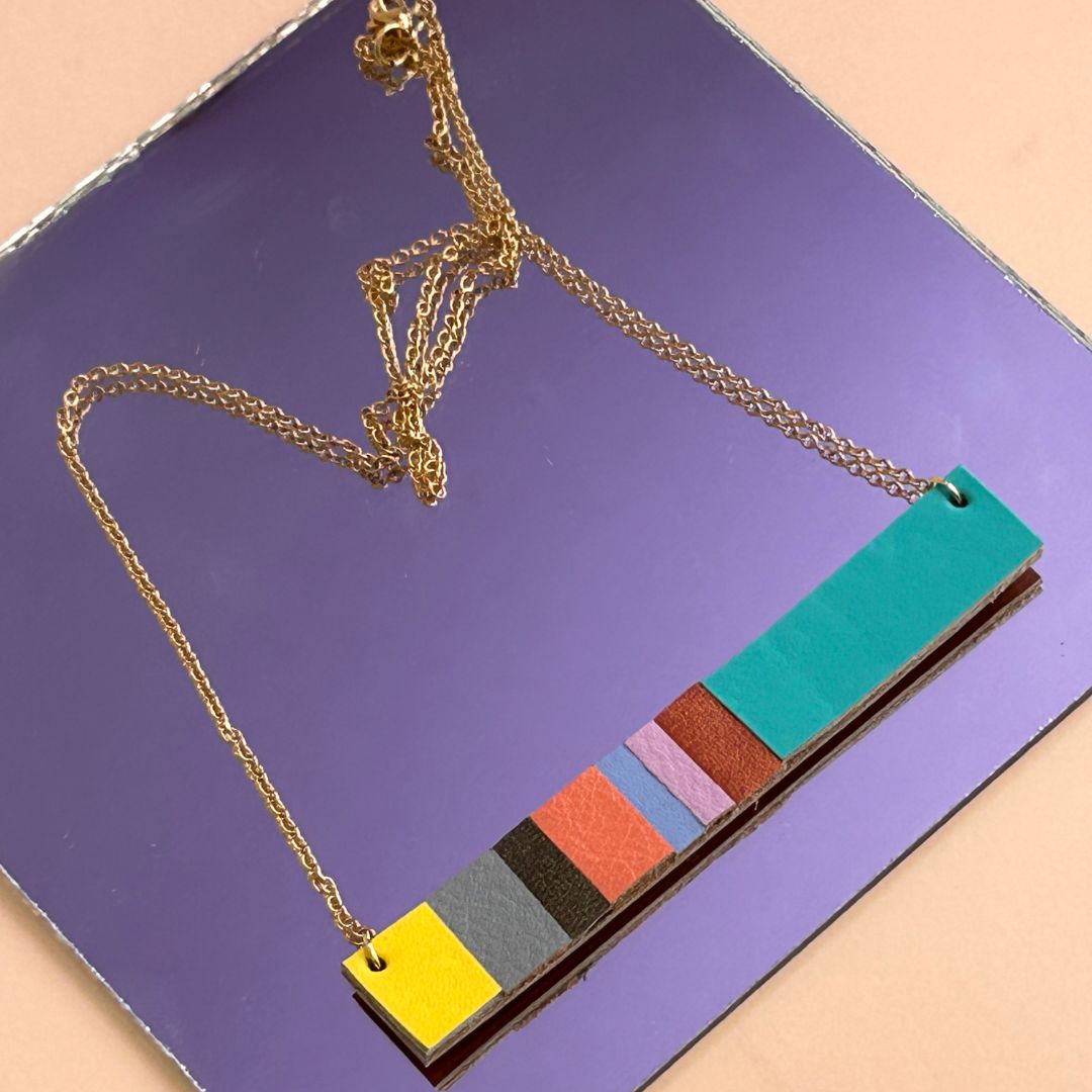 collar cuero recuperado diseño de autor. Gato Negro Costa Rica 