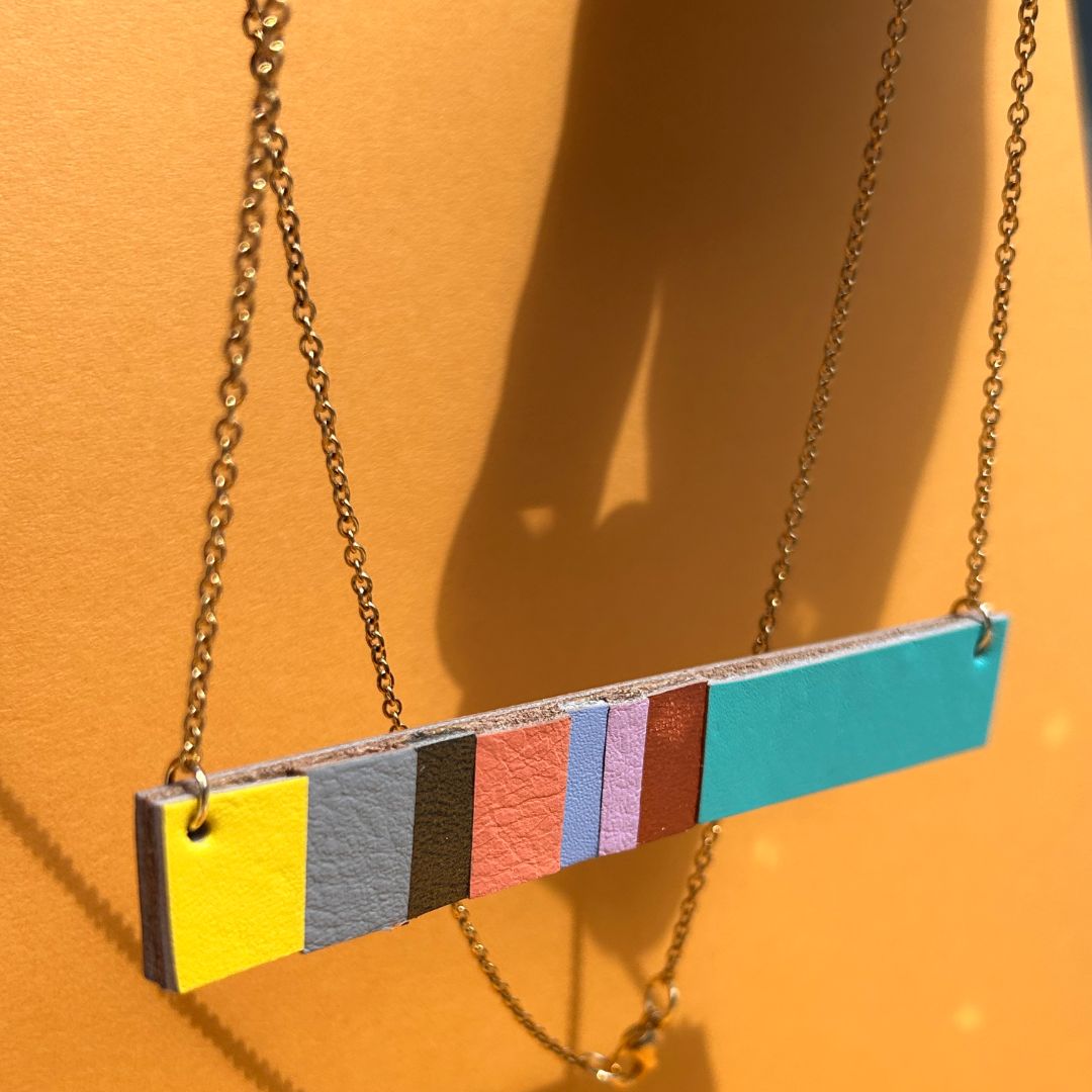 collar cuero recuperado diseño de autor. Gato Negro Costa Rica 