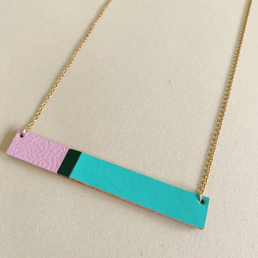 collar cuero recuperado diseño de autor. Gato Negro Costa Rica 