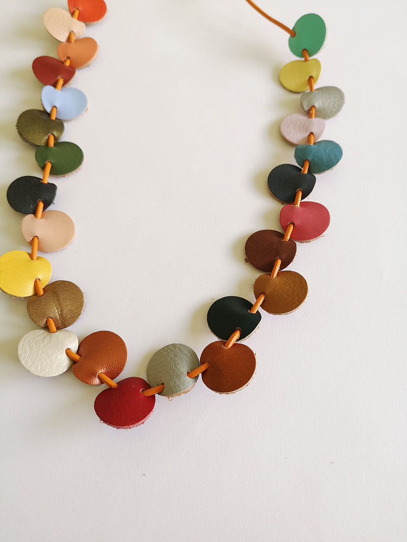 Collar Coral de cuero de colores