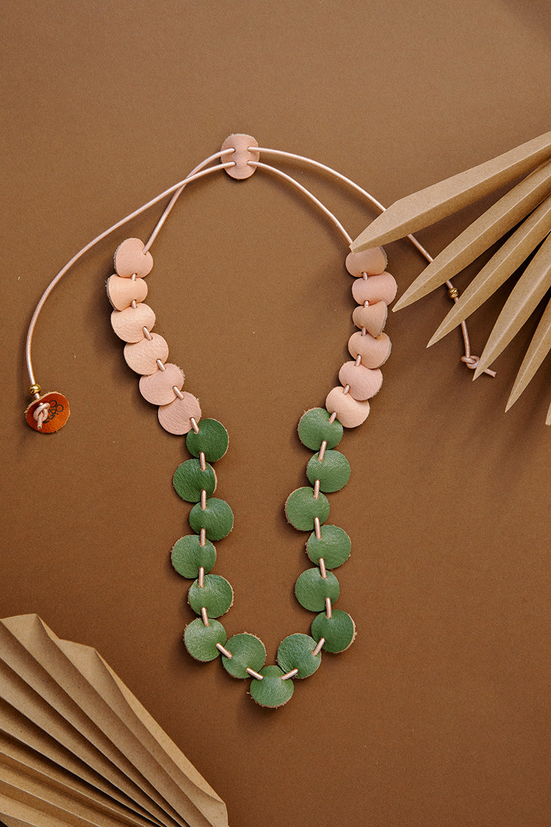 Collar Coral de cuero salmón y verde