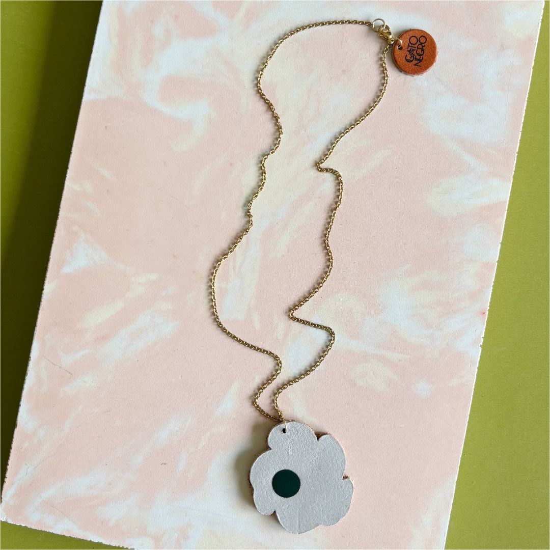 Collar Margarita: Joyería de Autor Reversible y Sostenible
Dos estilos en una sola pieza de diseño costarricense. 🌼