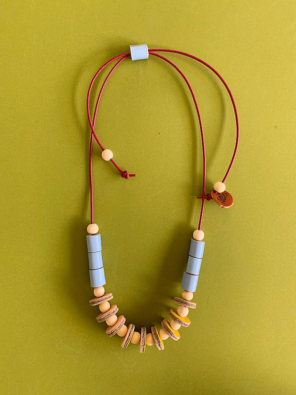 Collar Maca, madera y cuero celeste