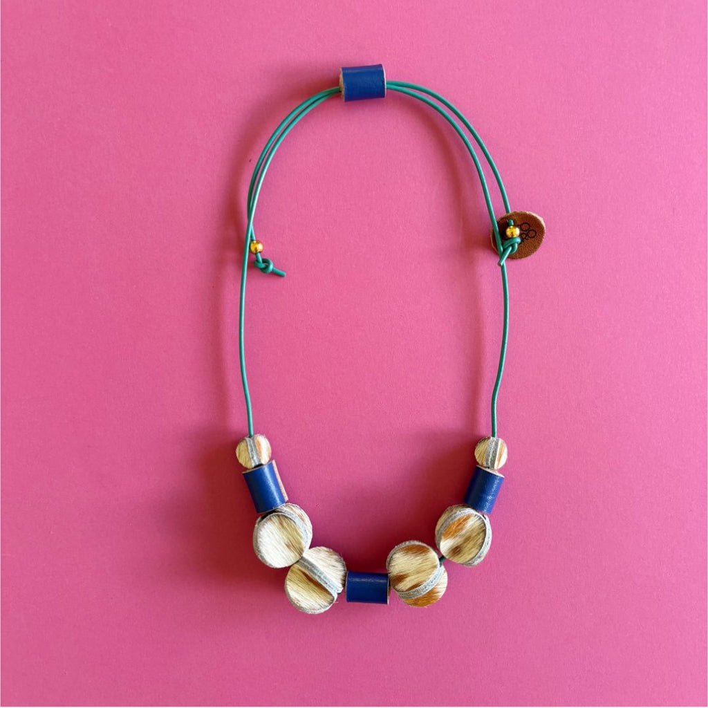 Collares de cuero recuperado hecho a mano Gato Negro Costa Rica joyería artesanal