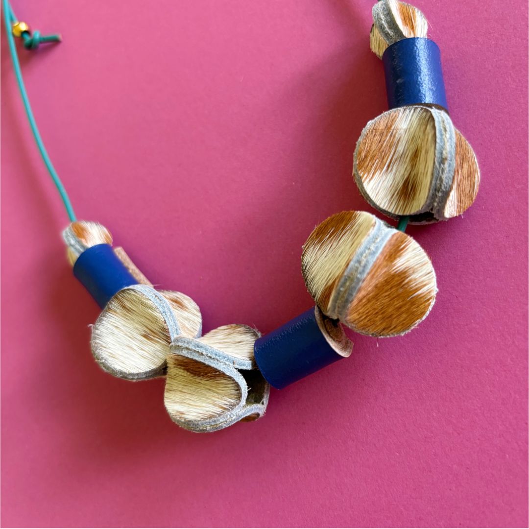 Collares de cuero recuperado hecho a mano Gato Negro Costa Rica joyería artesanal