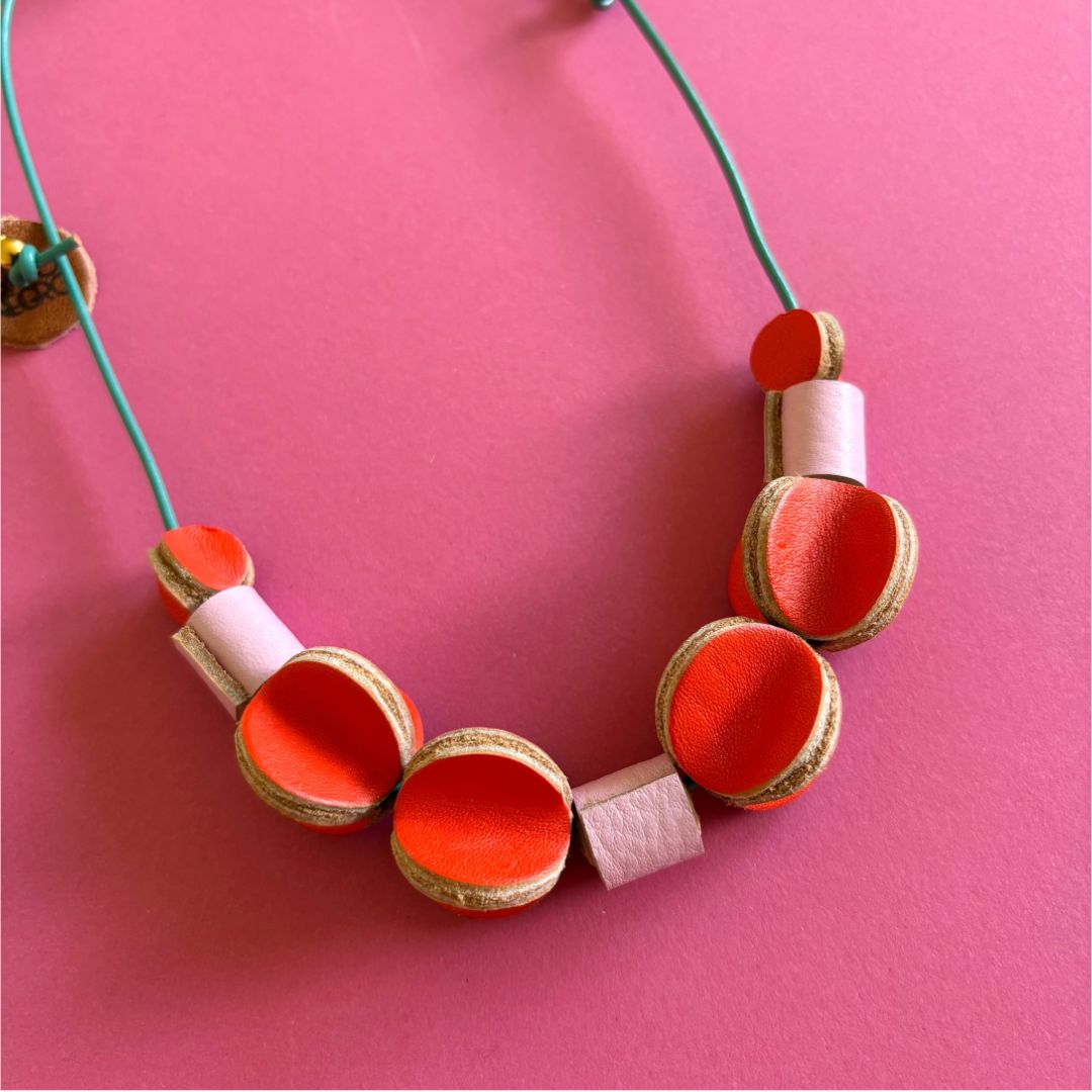 Collares de cuero recuperado hecho a mano Gato Negro Costa Rica joyería artesanal