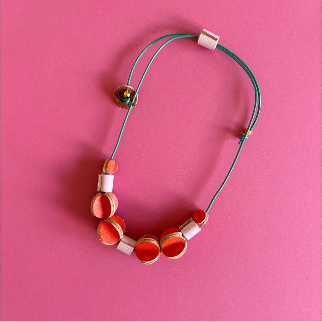 Collares de cuero recuperado hecho a mano Gato Negro Costa Rica joyería artesanal