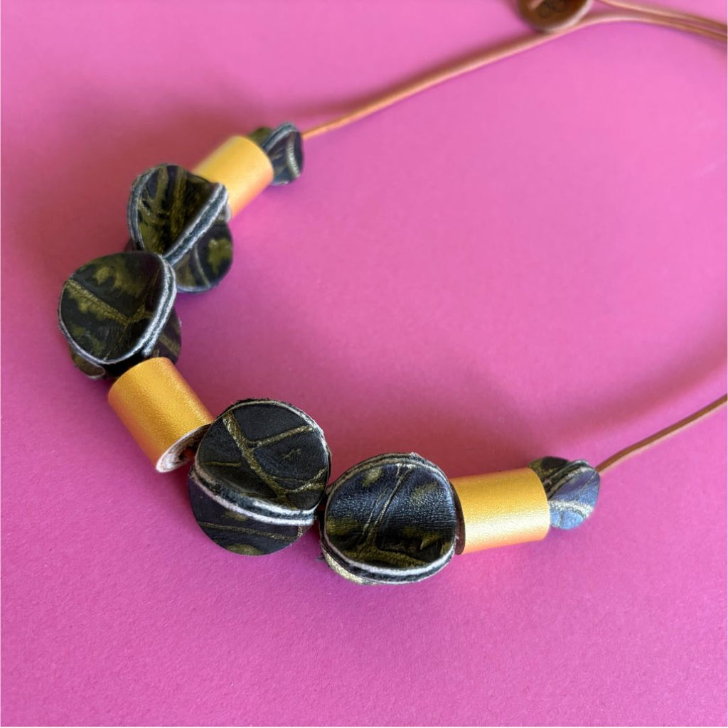 Collares de cuero recuperado hecho a mano Gato Negro Costa Rica joyería artesanal